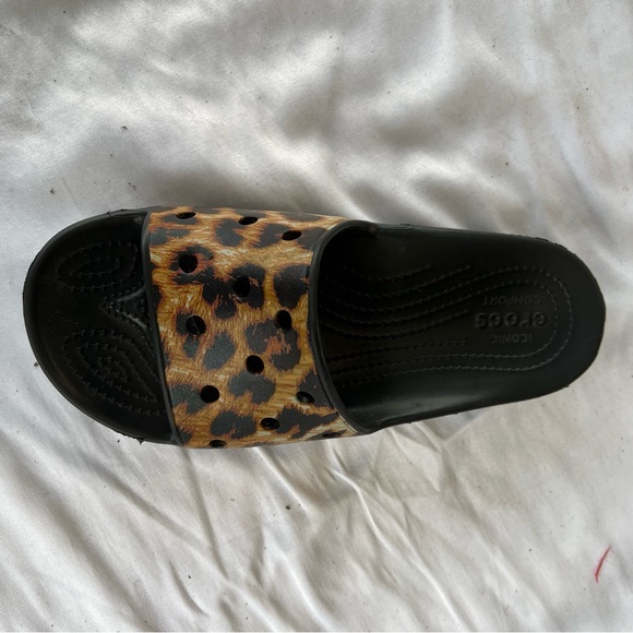 NWB 7 CROCS LEOPARD SLIDES BLACK SOLE - Picture 4 of 5